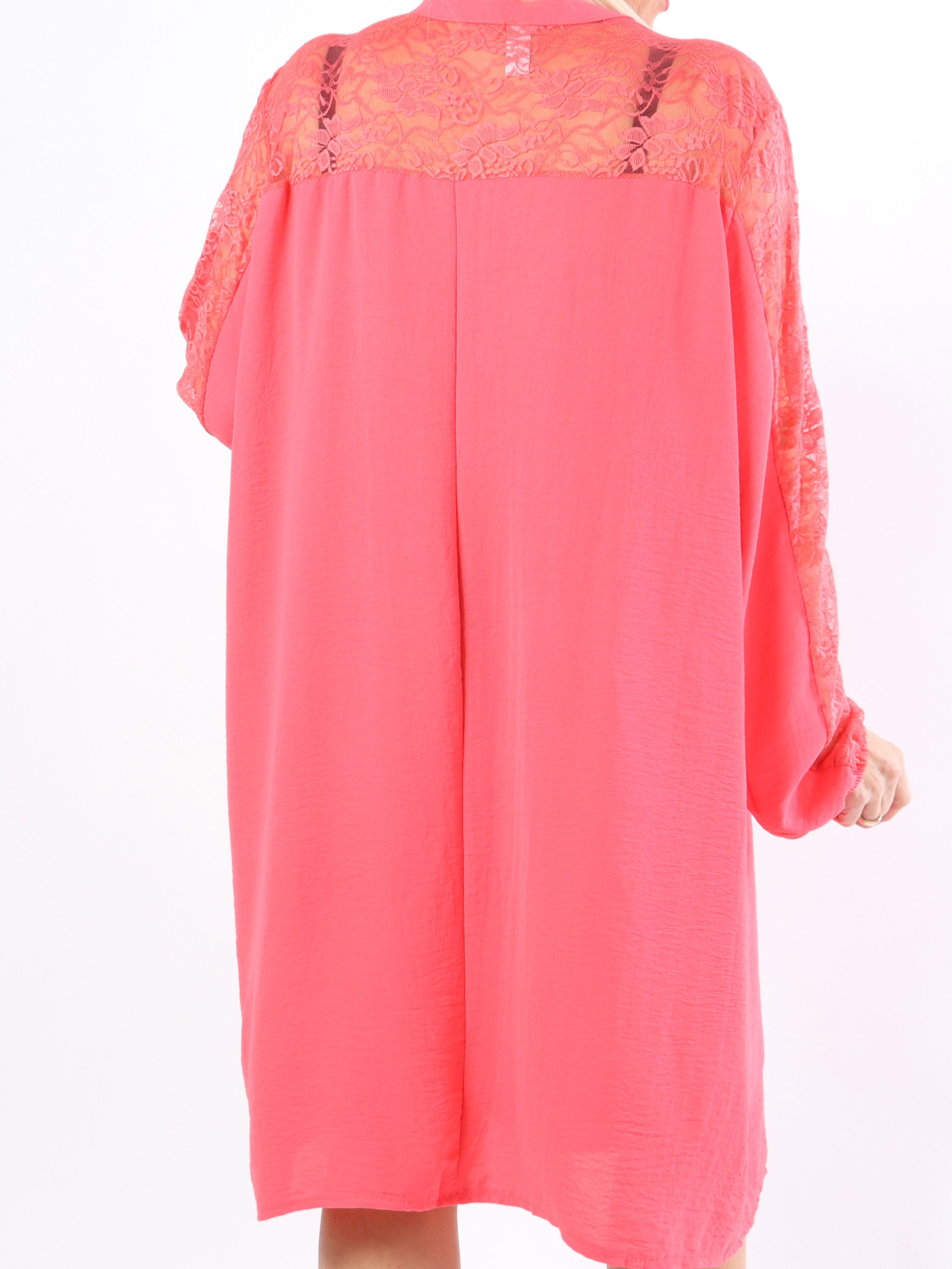 Carmen - Plus size klänning med vacker spets i ryggen och ärmar